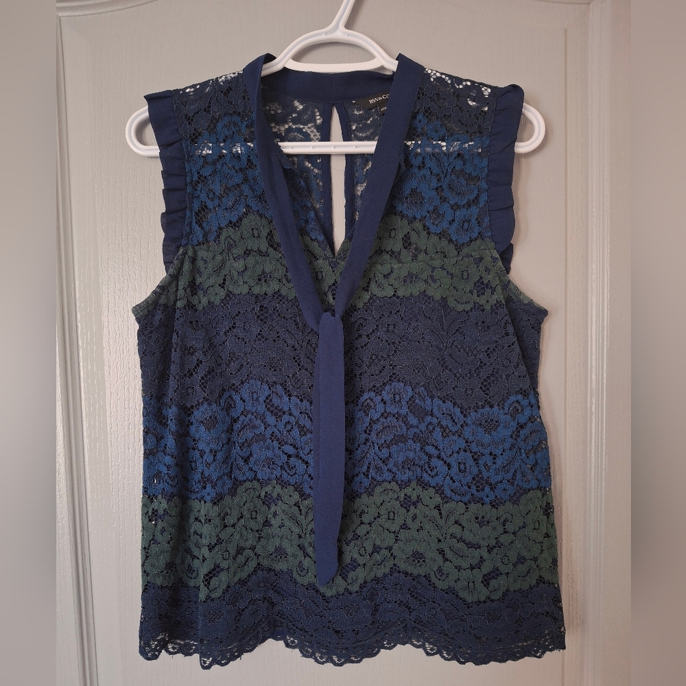 RW&CO. NWOT. Navy Blue Green Lace Tie-Neck Sleeveless Blouse
